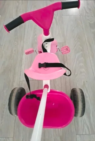 Triciclo Feber rosa con arnés