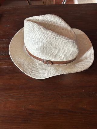 Sombrero de paja con cinta de cuero