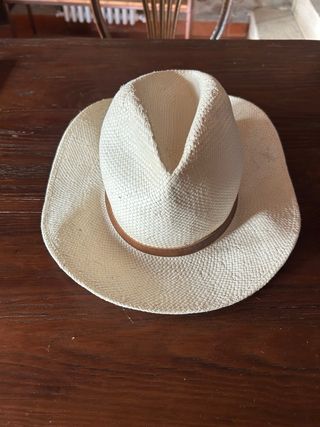 Sombrero de paja con cinta de cuero