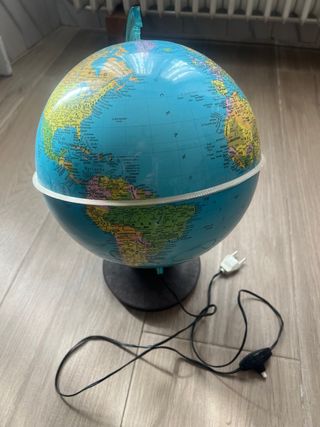 Globo terráqueo antiguo con luz