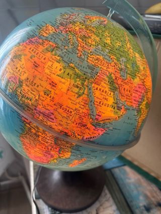 Globo terráqueo antiguo con luz