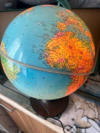 Globo terráqueo antiguo con luz