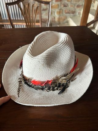 Sombrero blanco con plumas