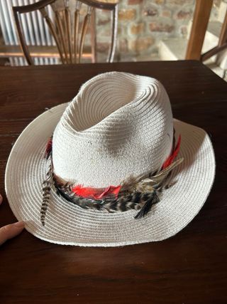 Sombrero blanco con plumas