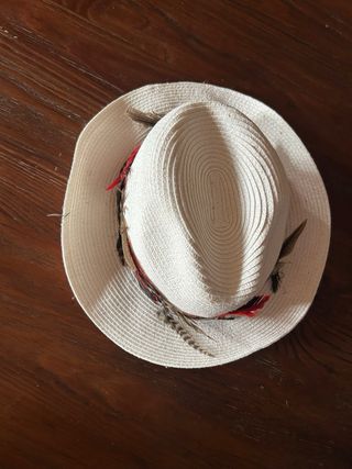 Sombrero blanco con plumas