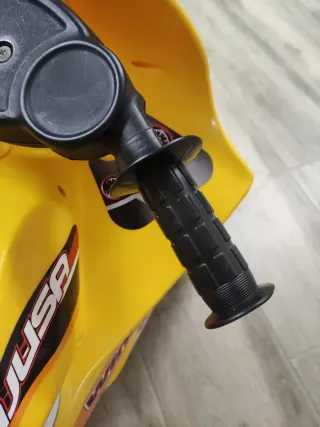 Moto correpasillos grande amarilla