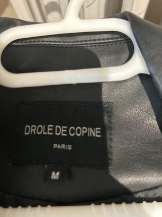 Cazadora Drole de Copine Paris bordada, con tachue