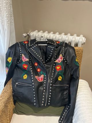 Cazadora Drole de Copine Paris bordada, con tachue