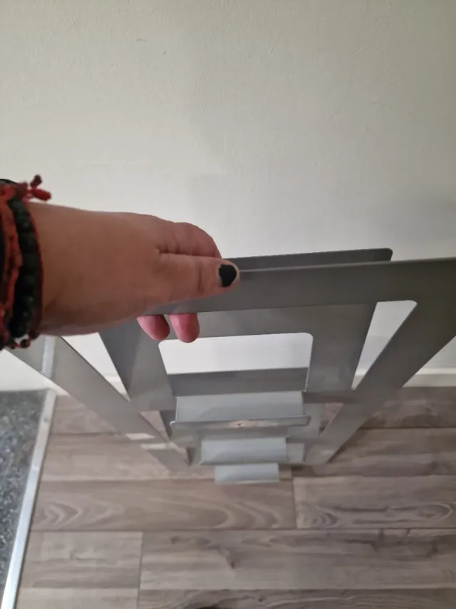 Revistero metálico gris