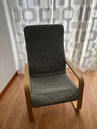 Sillón de tela y madera gris