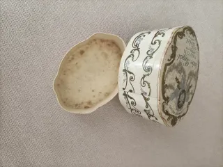 Caja antigua de cartón decorada