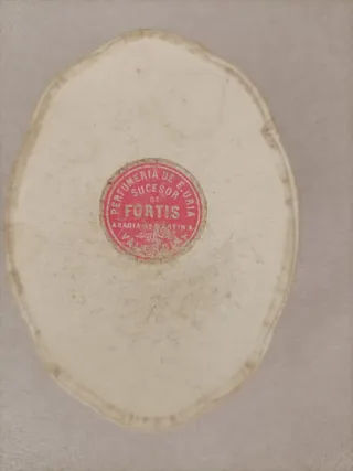 Caja antigua de cartón decorada