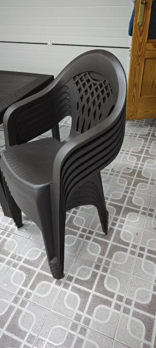 Mesa de jardín con 6 sillas de plástico