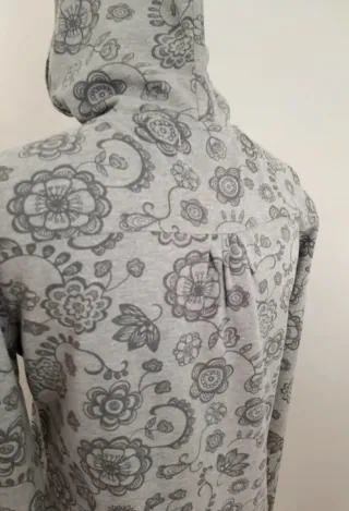 Sudadera con capucha y estampado floral