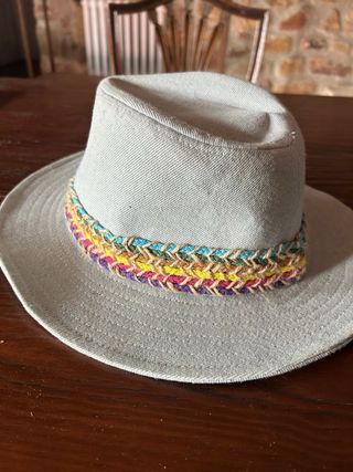 Sombrero vaquero denim azul con banda multicolor