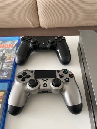 PS4 Batman + 2 mandos + 6 juegos + cables