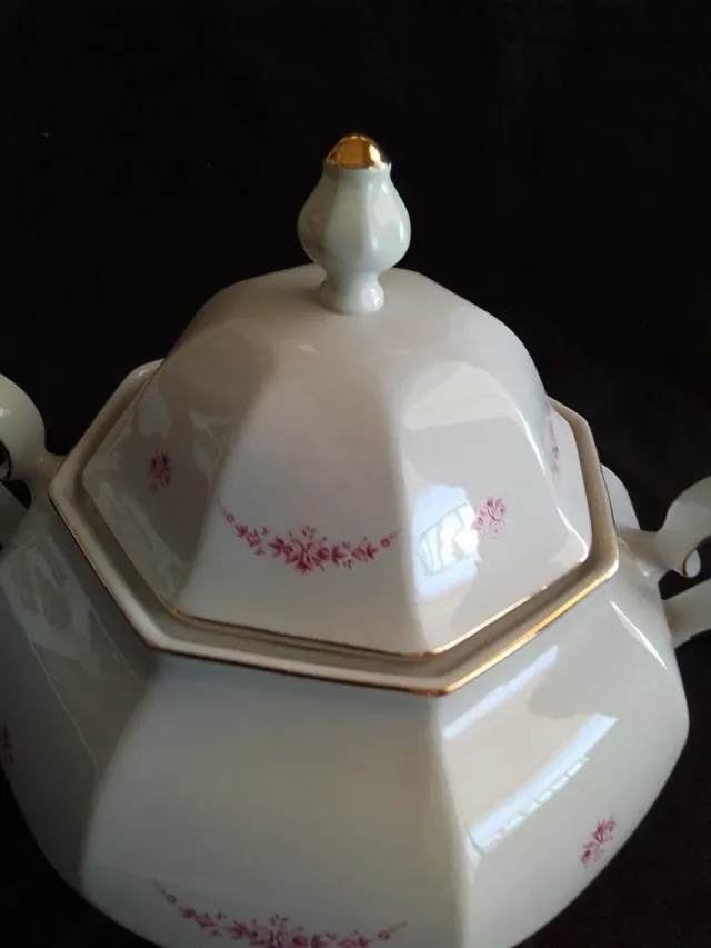 Sopera antigua de porcelana italiana