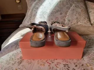 Sandalias Joya Alma en Pena de ante en azul bebé