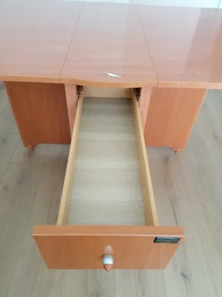 Mesa extensible con ruedas y alas abatibles