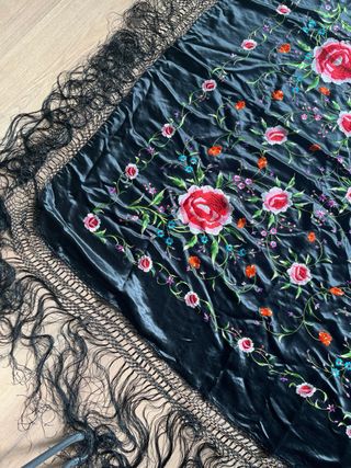 Manton Manila Bordado Flores Negro