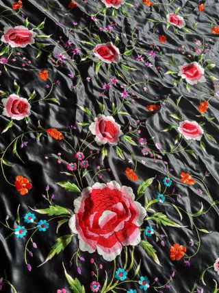 Manton Manila Bordado Flores Negro