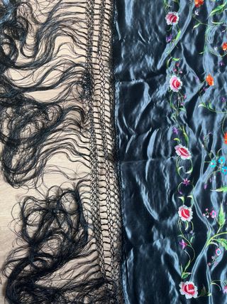 Manton Manila Bordado Flores Negro