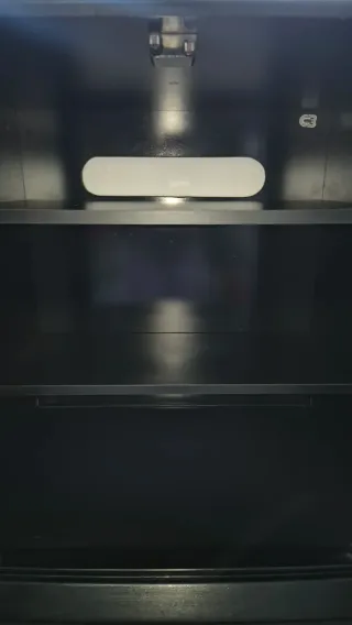 Mueble negro con puertas y estantes