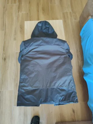 Chaqueta chubasquero gris y negro