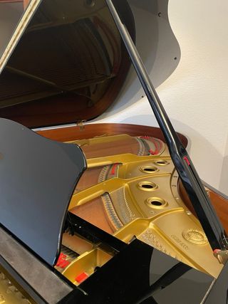 Piano de cola Yamaha C3 con sordina