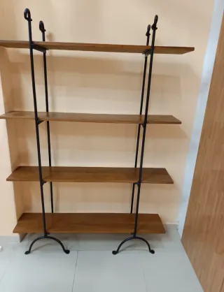 Scaffale in ferro battuto e legno