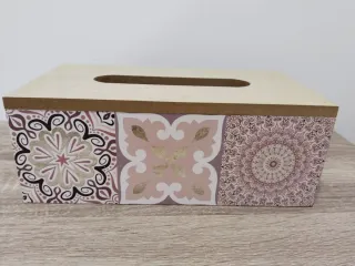 Caja de pañuelos de madera decorada