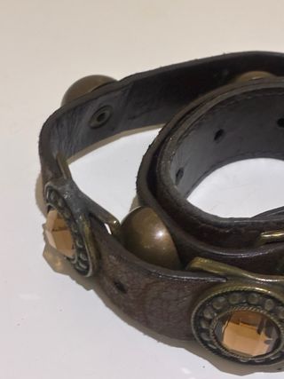 Cintura in pelle marrone con fibbia dorata