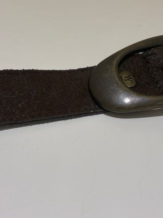 Cintura in pelle marrone con fibbia dorata