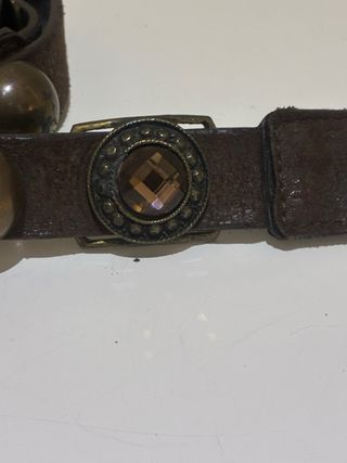 Cintura in pelle marrone con fibbia dorata