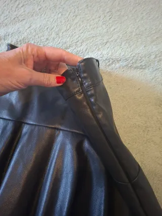 Falda corta cuero sintético negra