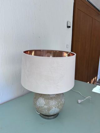 Lámpara de mesa cerámica beige y dorada