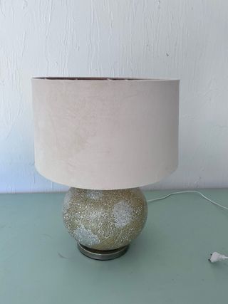 Lámpara de mesa cerámica beige y dorada