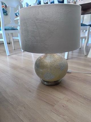 Lámpara de mesa cerámica beige y dorada