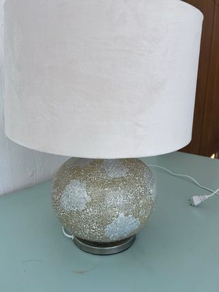 Lámpara de mesa cerámica beige y dorada