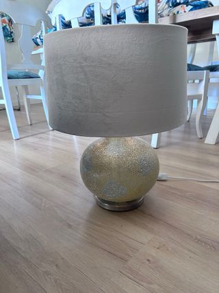 Lámpara de mesa cerámica beige y dorada