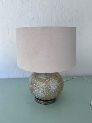 Lámpara de mesa cerámica beige y dorada