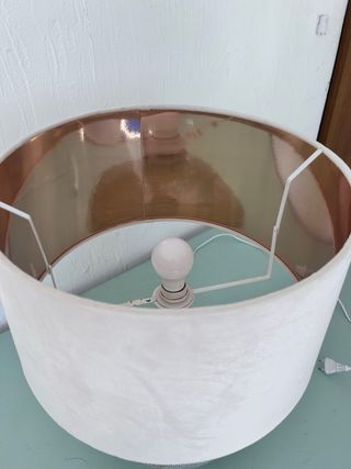 Lámpara de mesa cerámica beige y dorada