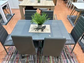 Mesa extensible cristal y 6 sillas polipiel