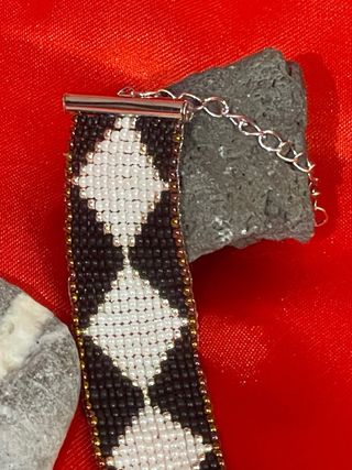 Braccialetto con rombi bianchi e neri