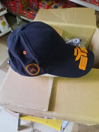 Berretto nero con logo arancione