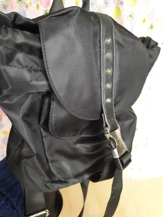 Mochila negra pequeña