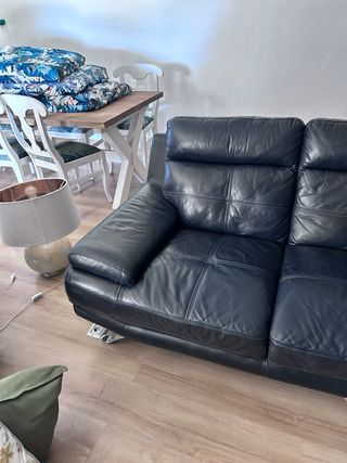 Sofá de piel negro