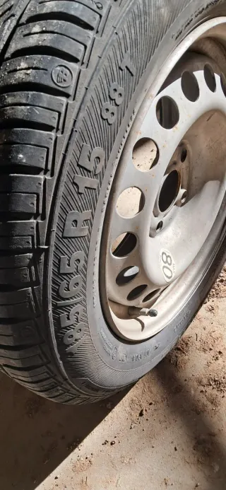 Llanta R 15 con cubierta nueva de 4 tornillos