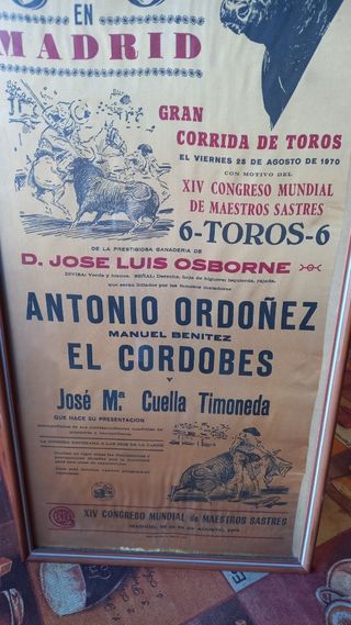 Antiguo cartel de toros enmarcado en tela.
