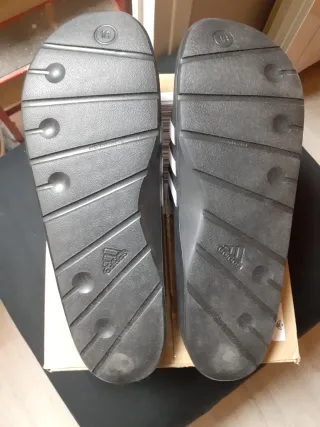 Chancletas Adidas Talla 18 (53 europeo) a estrenar